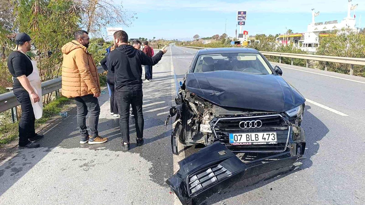 Antalya\'da Tırın Çarptığı Araçta Mucize Kurtuluş