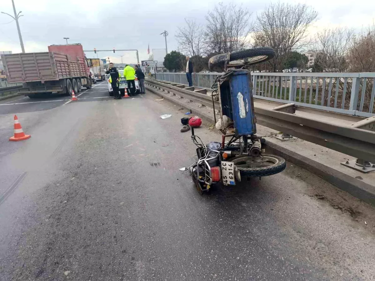 Turgutlu\'da Motosiklet Kazası: Sürücü Ağır Yaralı