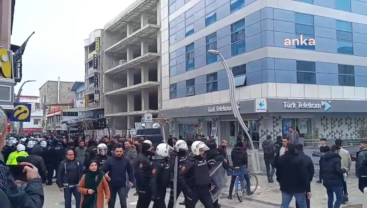 Van\'da Gazeteci Eylemine Polis Müdahalesi