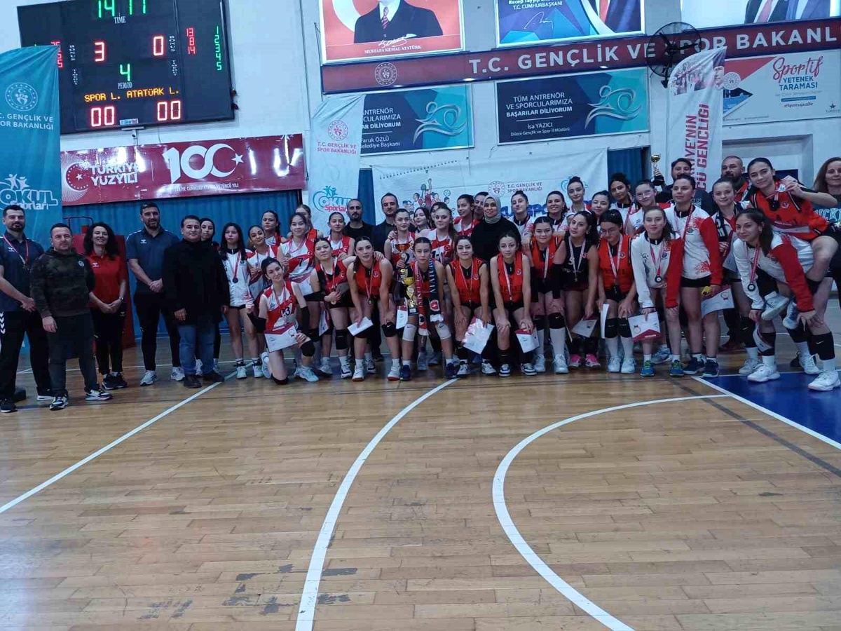 Düzce\'de Voleybol Şampiyonu Düzce Spor Lisesi