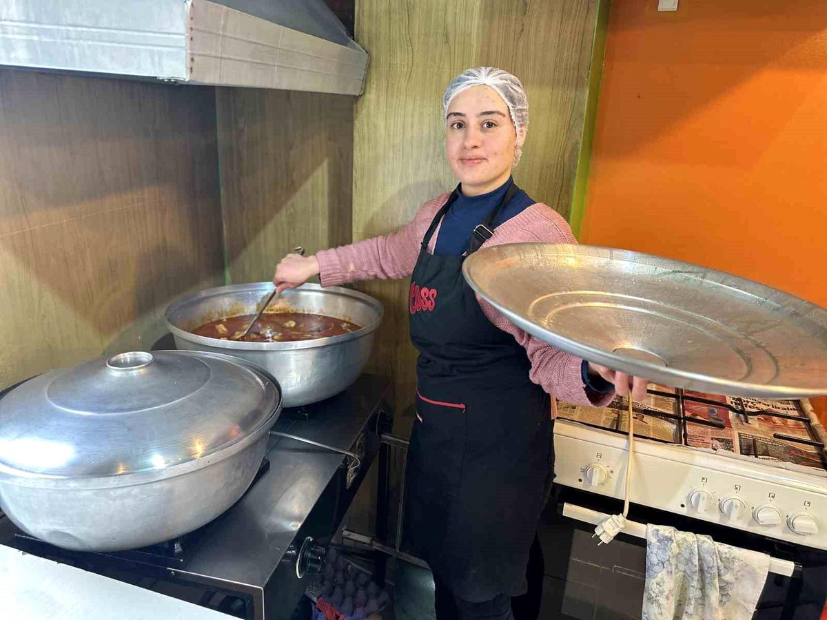 Yüksekova\'da Kadınlar Yöresel Yemeklerle Fark Yaratıyor