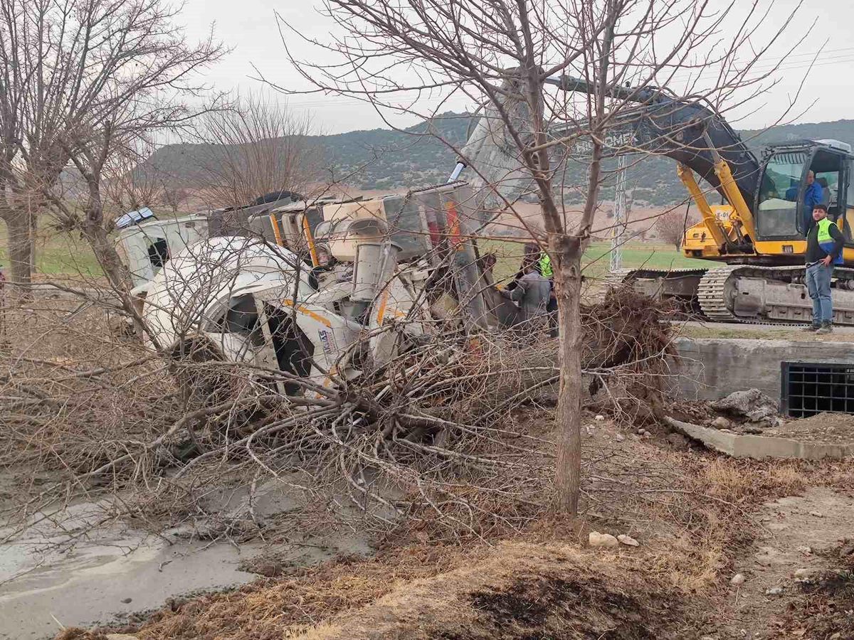 Adıyaman\'da Beton Mikseri Devrildi
