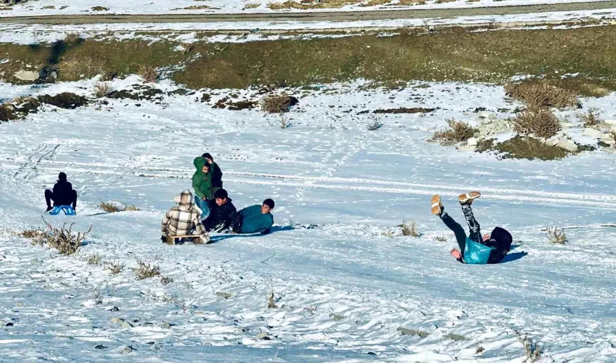 Ağrı’da Çocuklar Kendi Kayak Pistini Yaptı