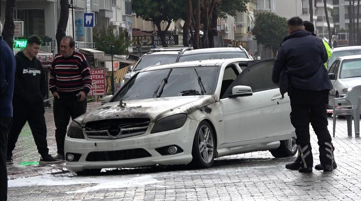 Alanya\'da Lüks Araç Alev Aldı