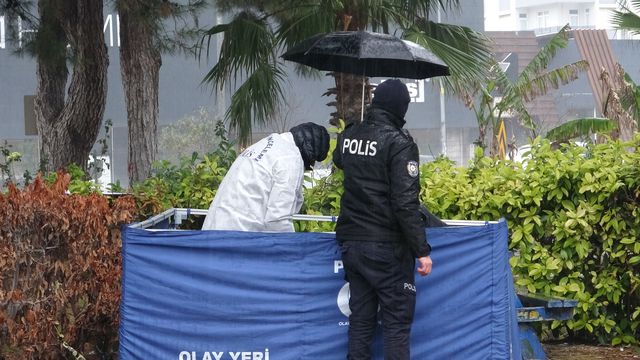 Antalya'da mobilya ustası parkta ölü bulundu Antalya'da mobilya ustası parkta ölü bulundu