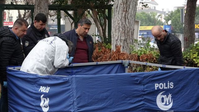 Antalya'da mobilya ustası parkta ölü bulundu Antalya'da mobilya ustası parkta ölü bulundu