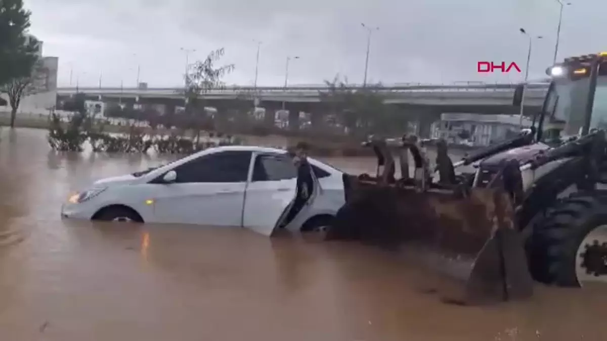 Antalya\'da Sağanak Yağış Hayatı Olumsuz Etkiledi