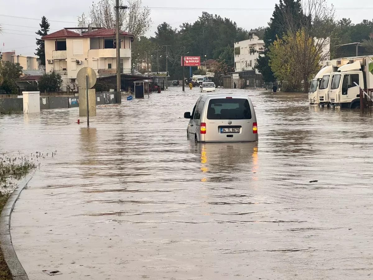 Antalya\'da Sel Sonrası Kurtarma Çalışmaları