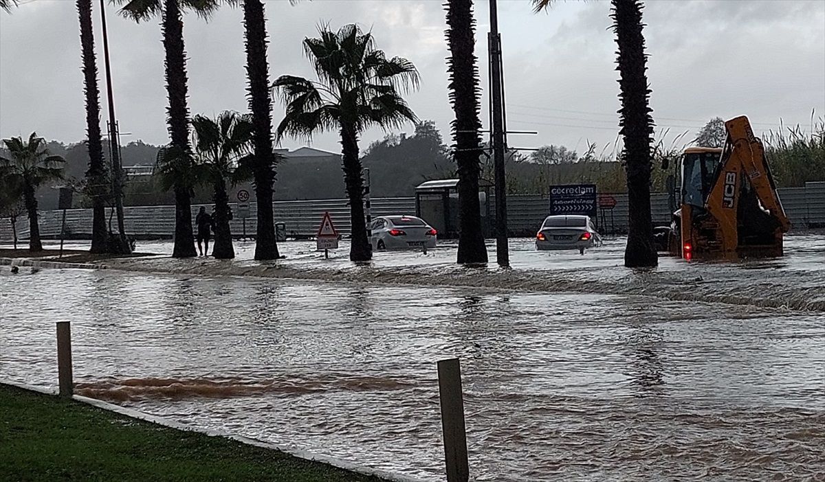 Antalya\'da Şiddetli Yağış Hayatı Olumsuz Etkiledi