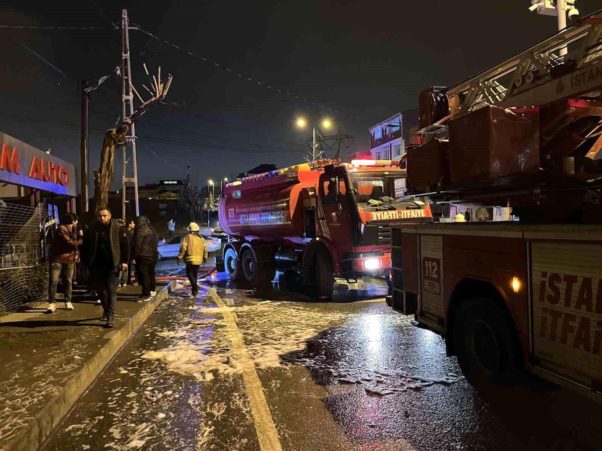 Arnavutköy\'de Oto Tamirhanesinde Yangın