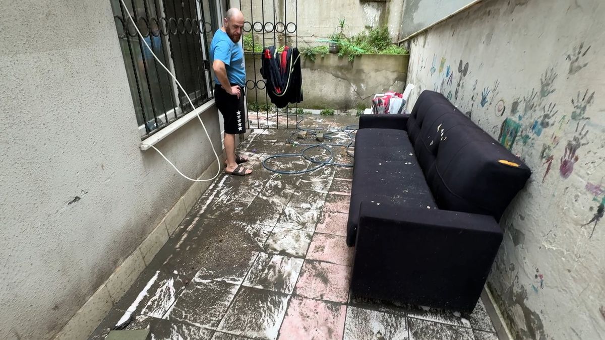 Avcılar\'da Sağanak Yağış, Evleri Su Bastı