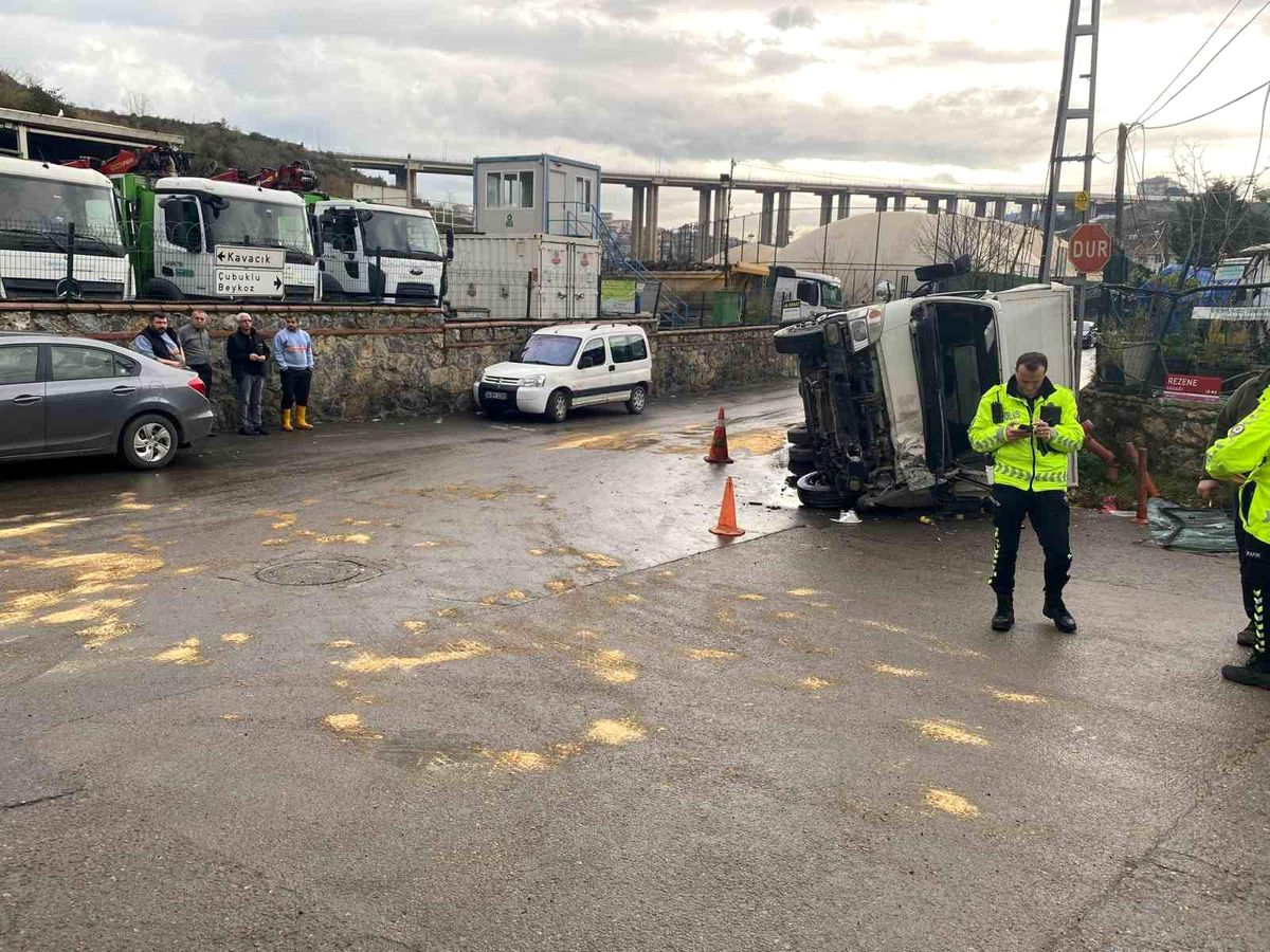 Beykoz\'da Kamyon Devrildi: İki Yaralı