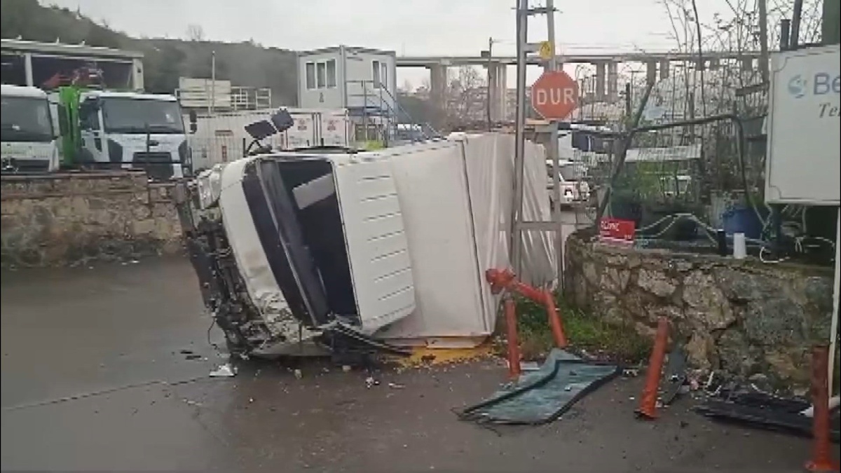 Beykoz\'da Yağmur Sonrası Kamyonet Devrildi: İki Yaralı