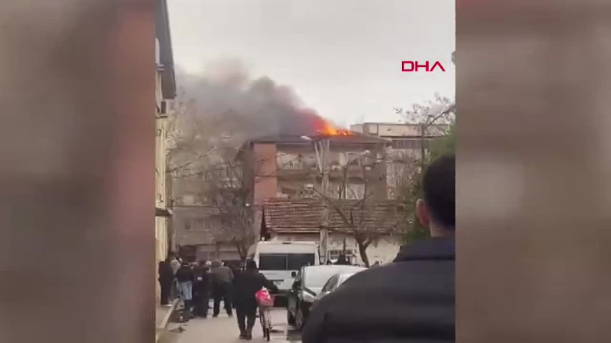 Bursa\'da 3 Katlı Apartmanın Çatısında Yangın Çıktı