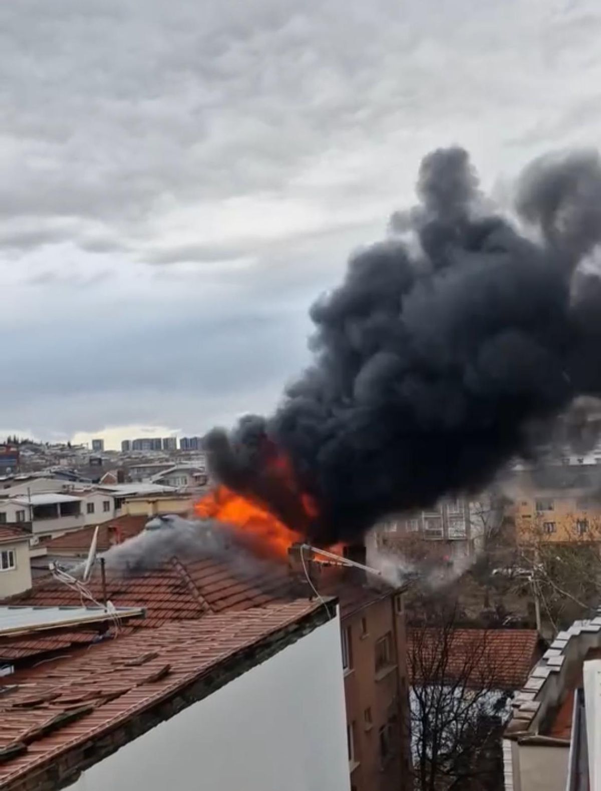 Bursa\'da 3 Katlı Binanın Çatısında Yangın