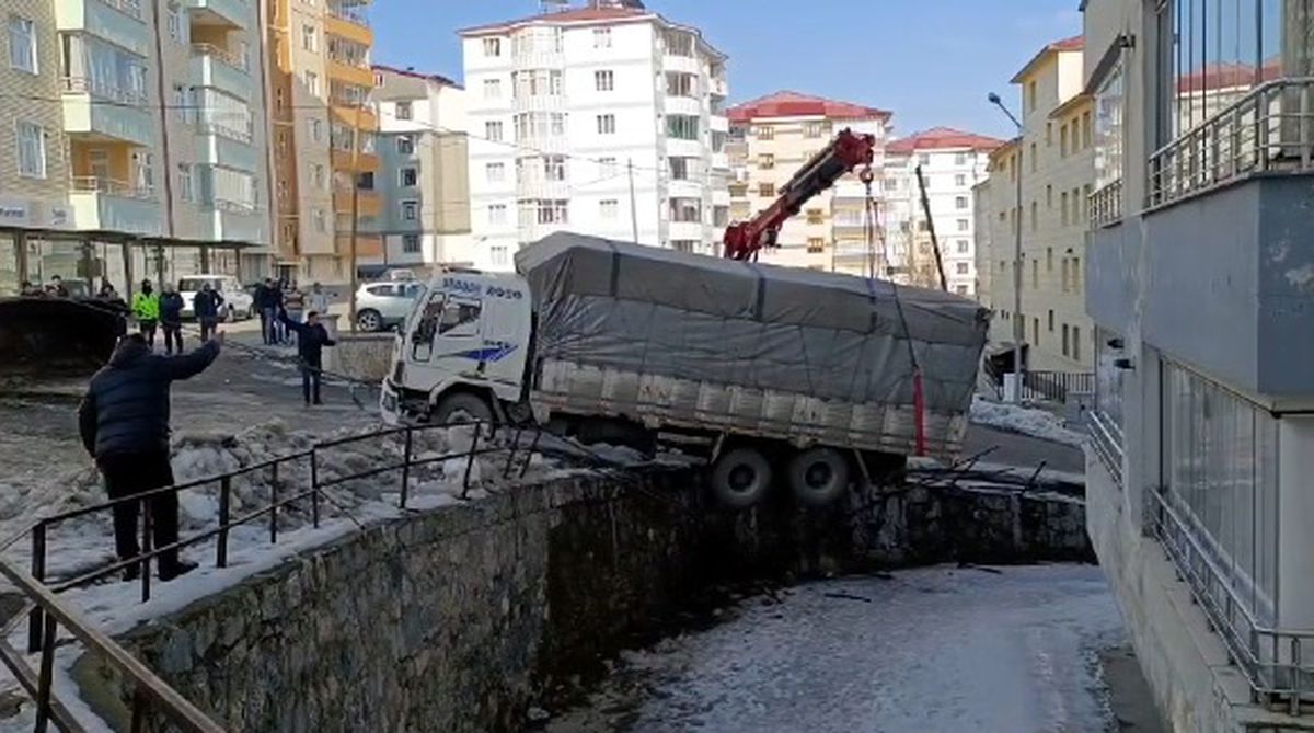 Buzlu Yolda Kayarak Duvarda Asılı Kalan Kamyon Kurtarıldı