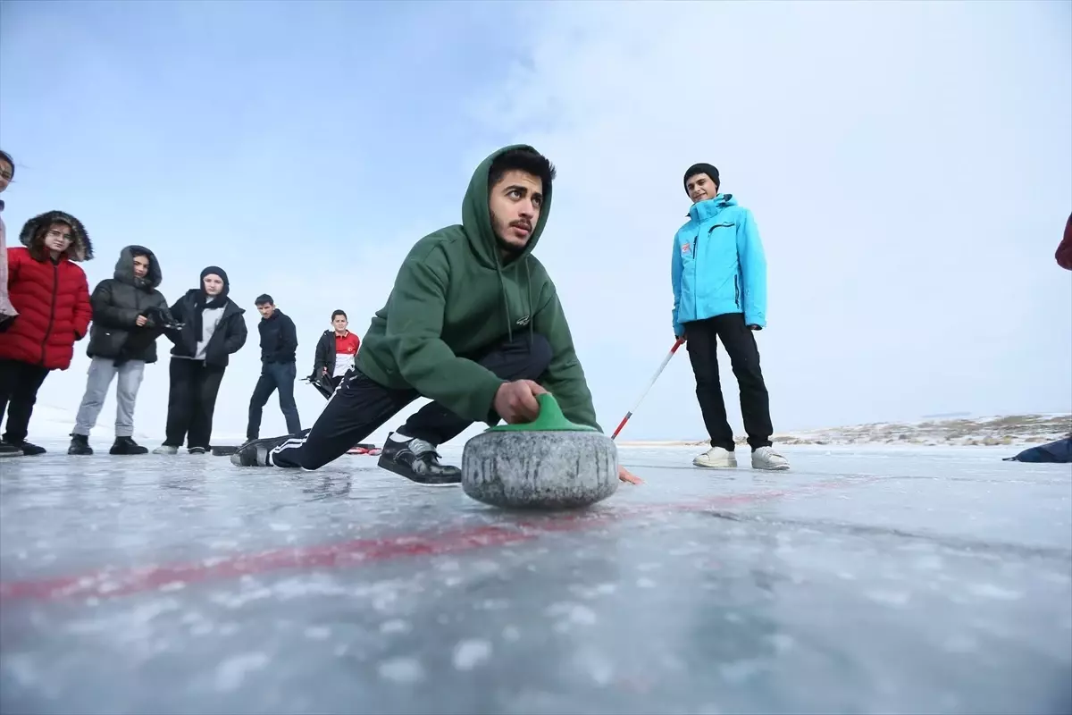 Çıldır Gölü\'nde Curling Antrenmanları