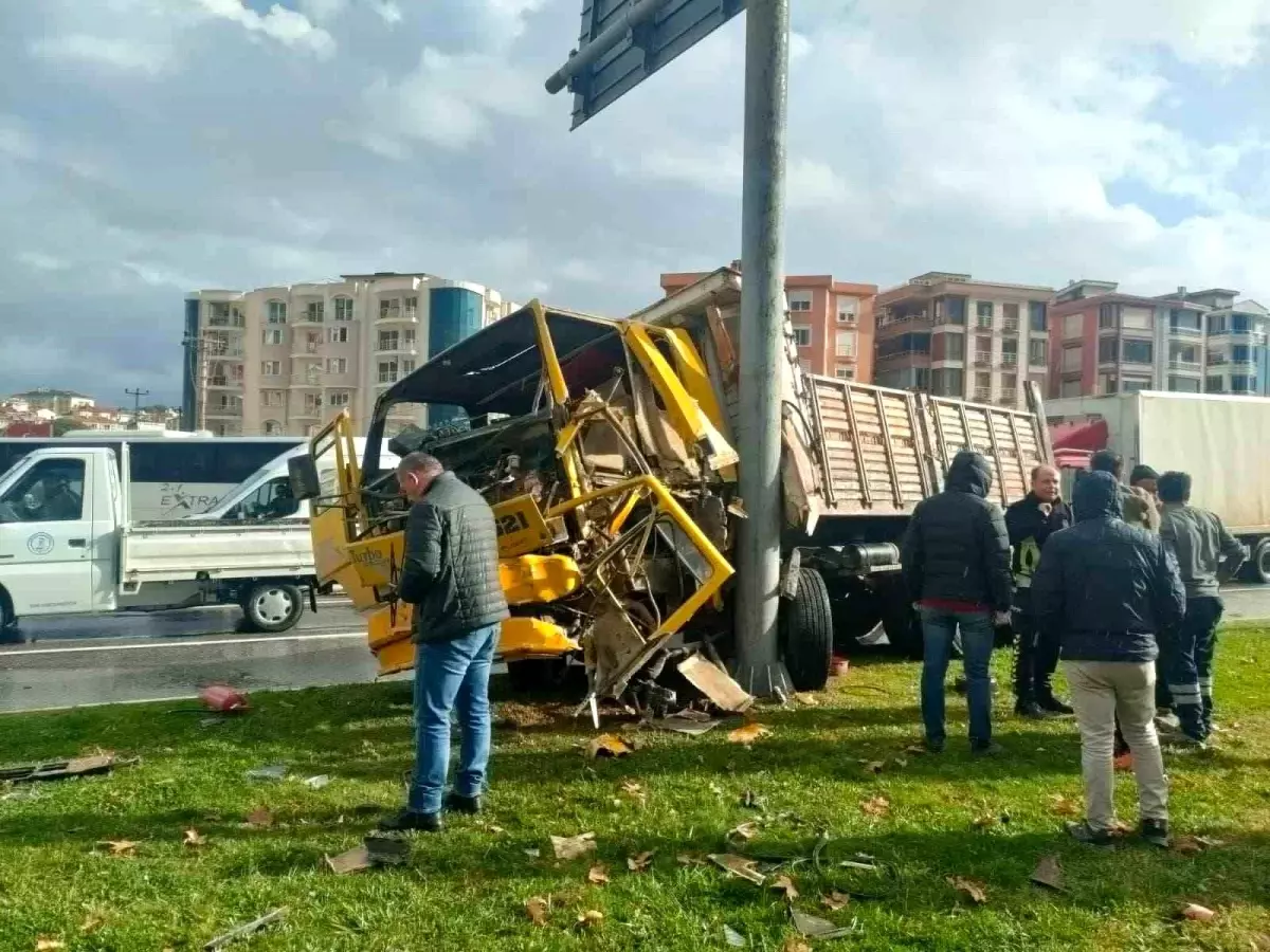 Edremit\'te Trafik Kazası: İki Araç Hasar Gördü