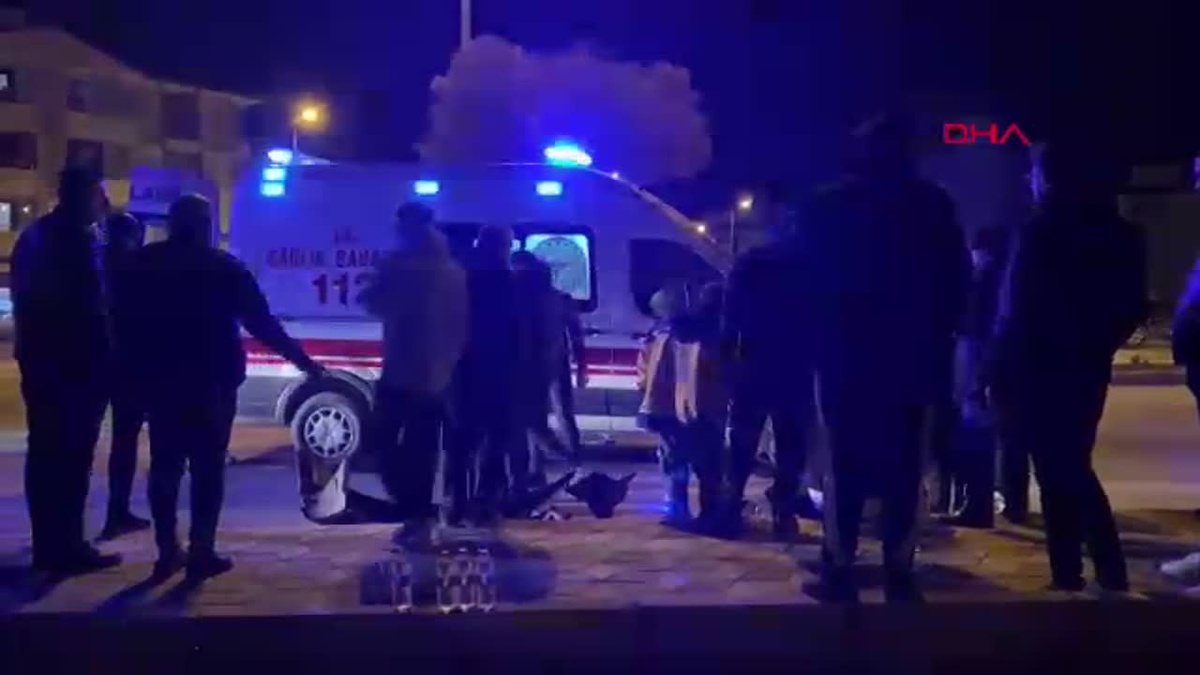 Elazığ\'da Otomobil ile Minibüs Çarpıştı: 3 Yaralı