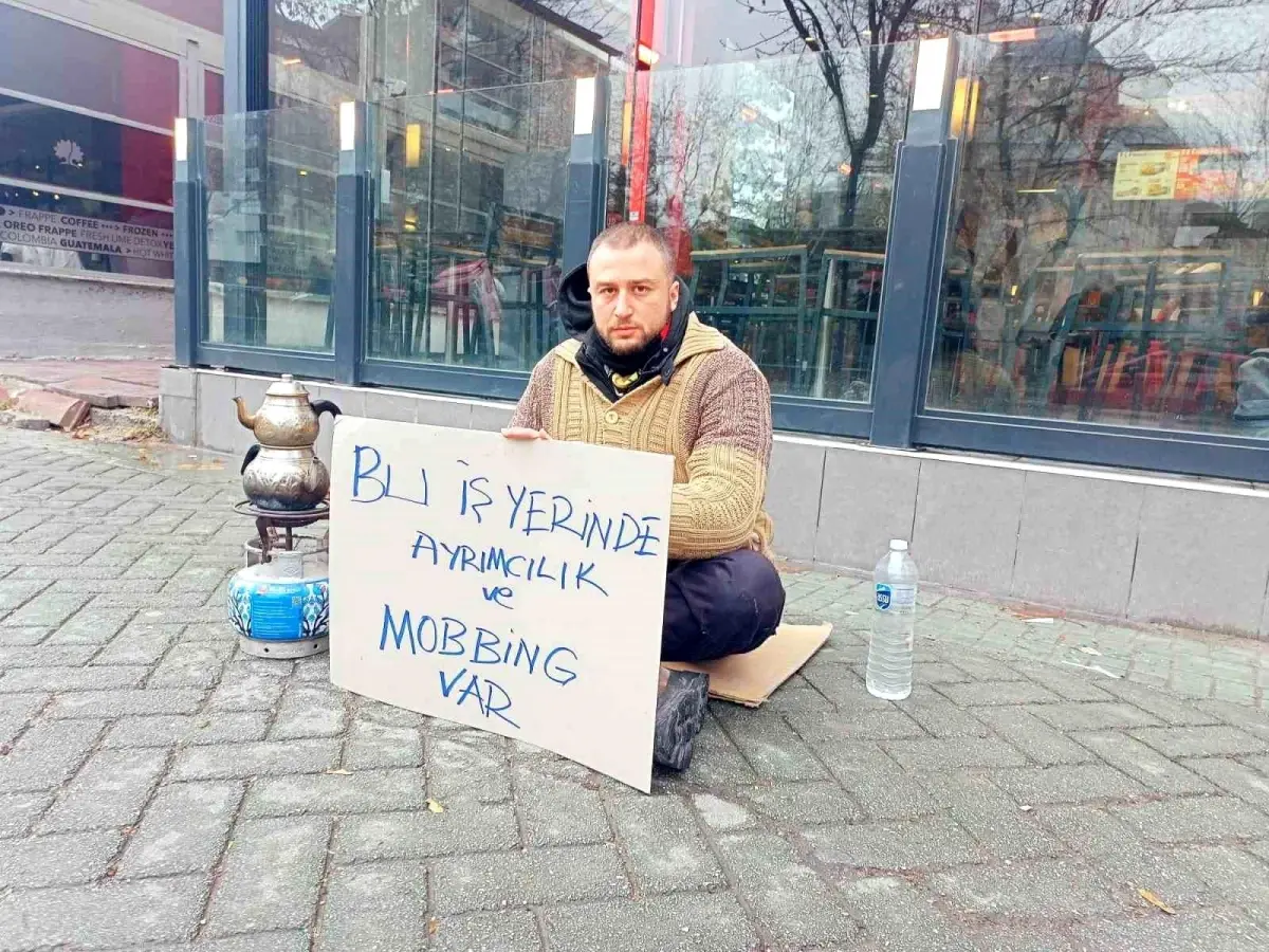 KFC Önünde Eşinin İşten Çıkarılmasına Protesto