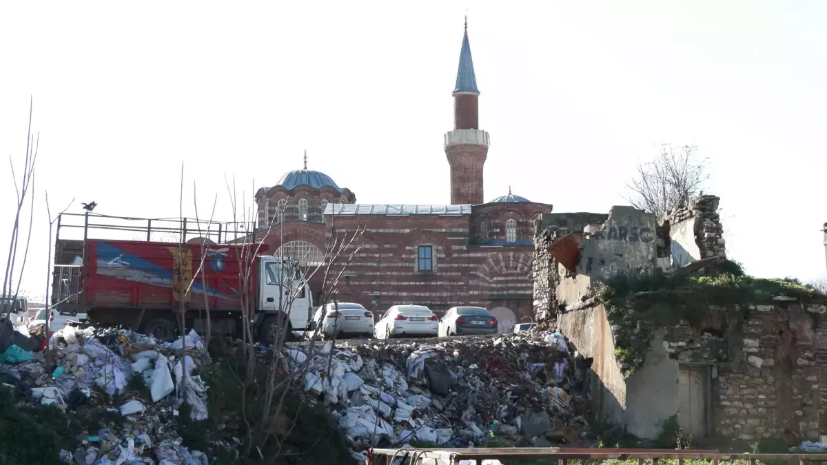 900 Yıllık Molla Gürani Camii Çöp Yığınlarıyla Çevrili