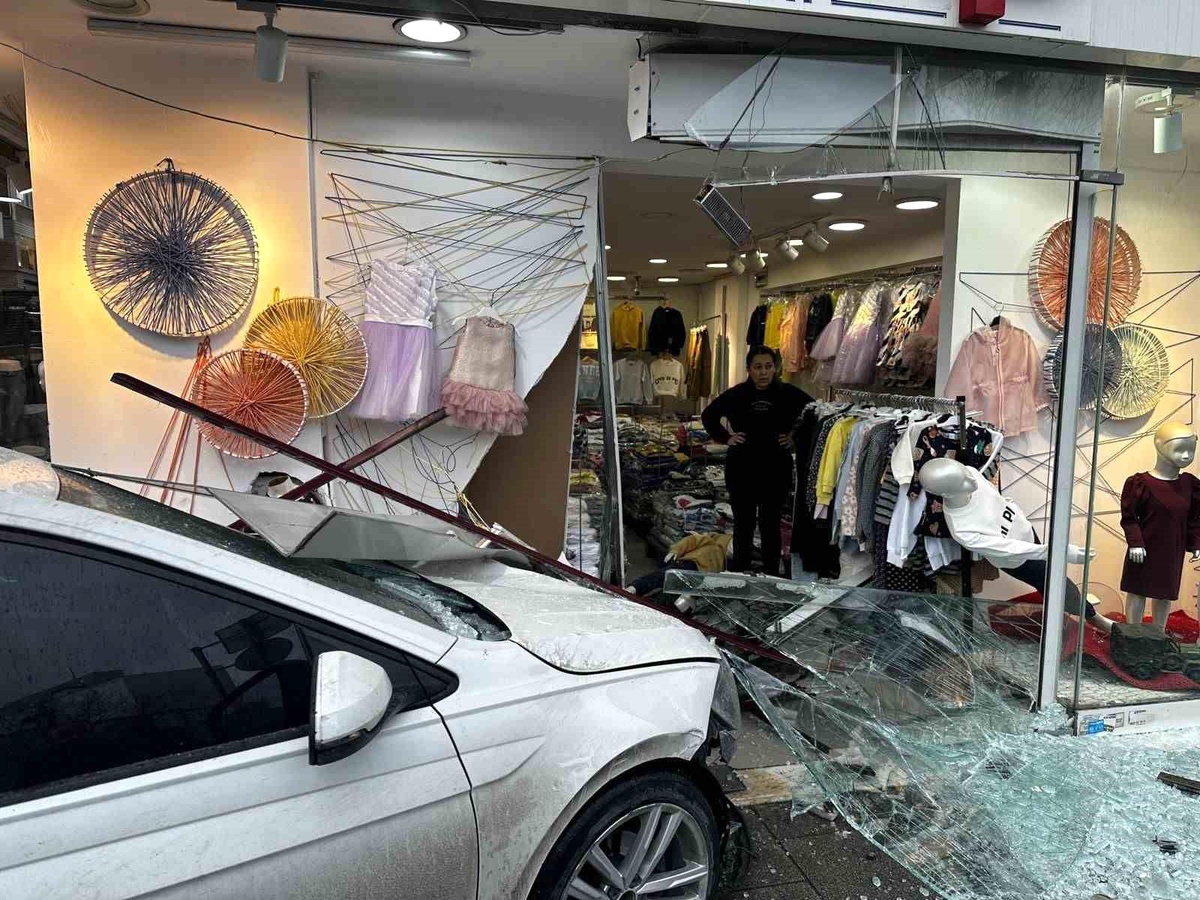 Güngören\'de Otomobil Giyim Mağazasına Daldı