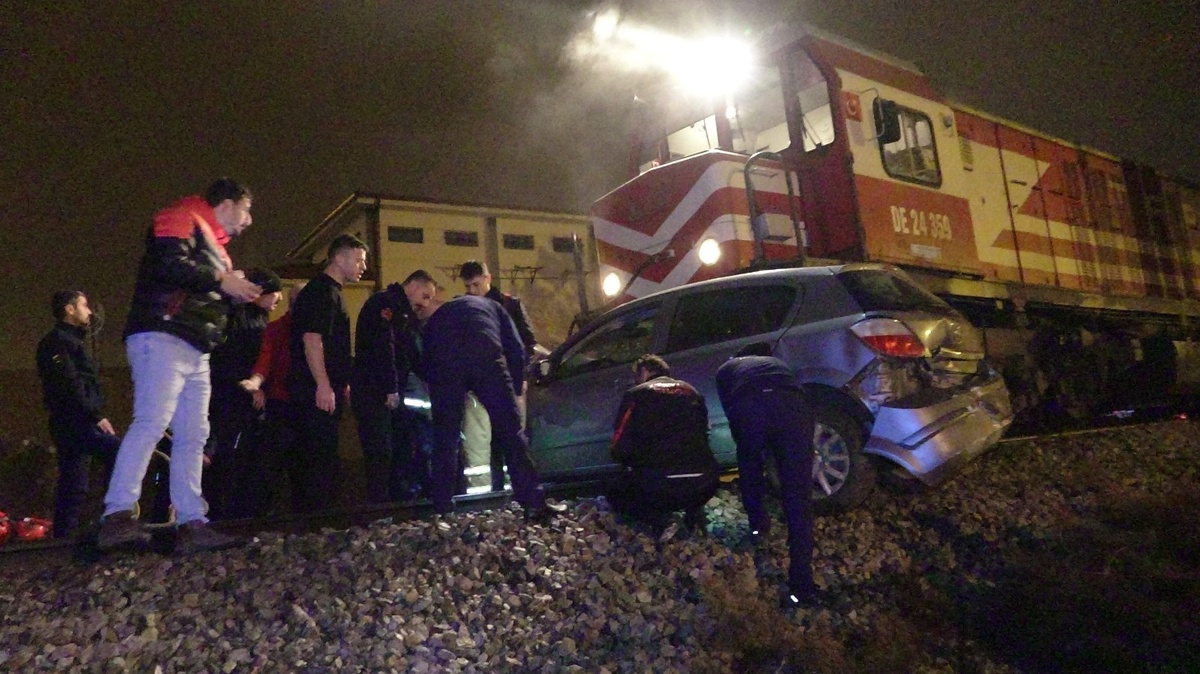 Kırıkkale\'de Yük Treni Hemzemin Geçitte Arızalanan Automobile Çarptı
