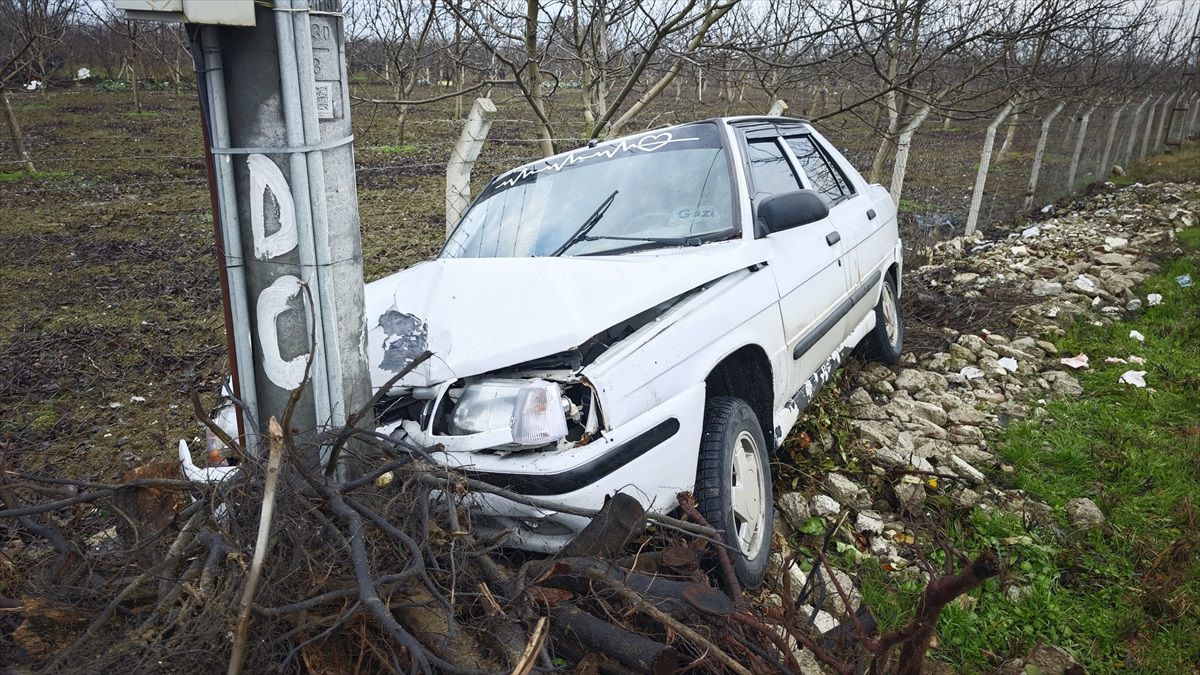 İnegöl\'de Direğe Çarpan Otomobilde 2 Yaralı