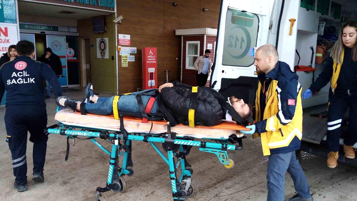 İnegöl\'de Otomobil ve Motosiklet Kafa Kafaya Çarpıştı