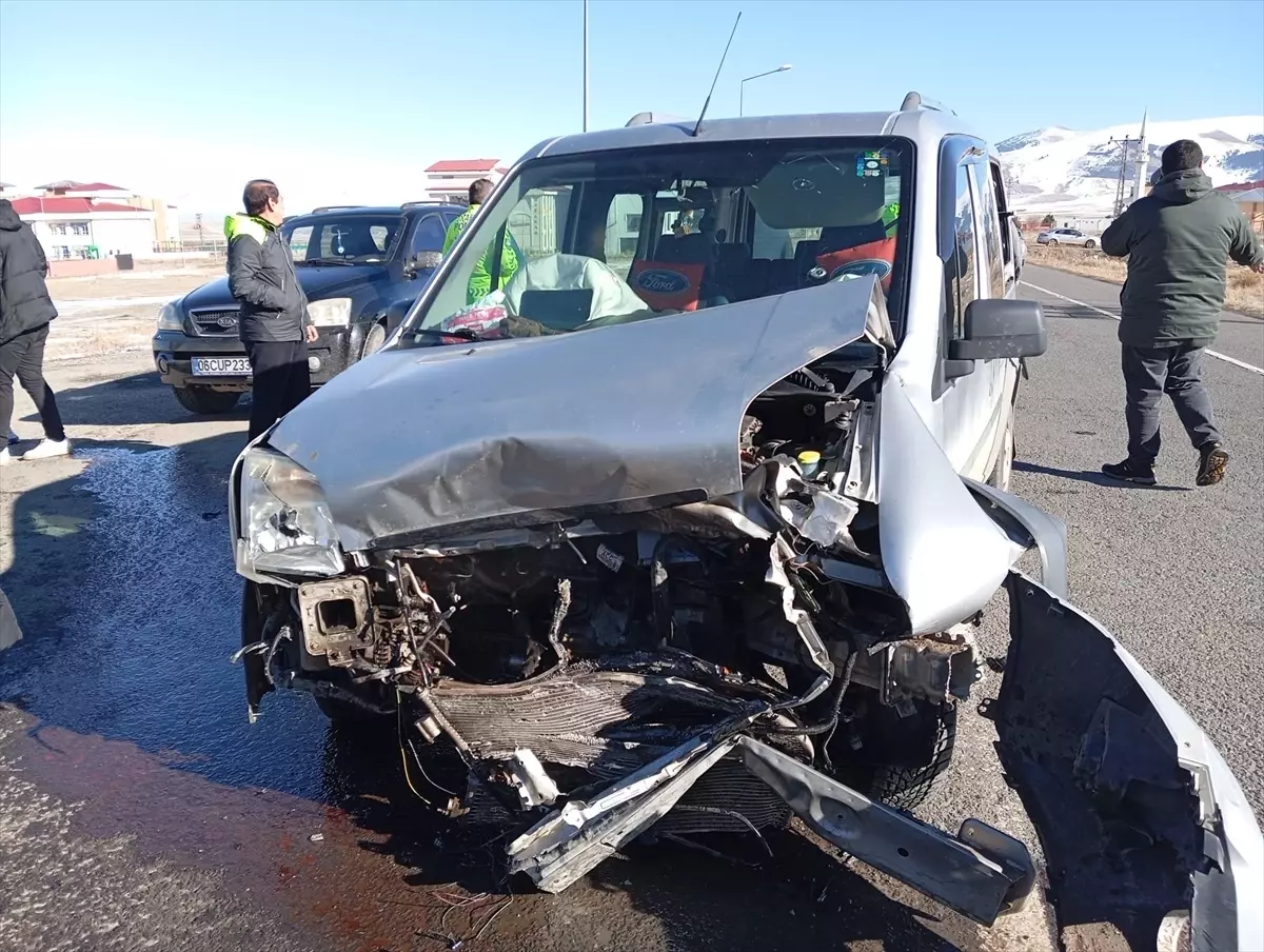 Sarıkamış\'ta Trafik Kazası: 2 Yaralı