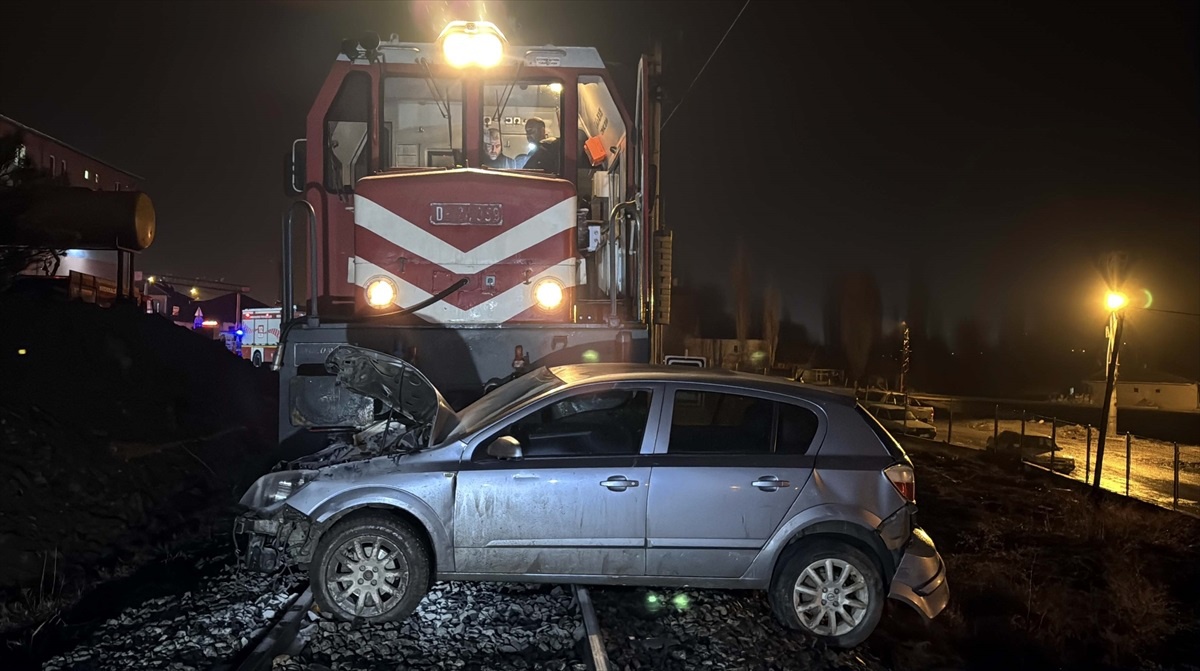 Tren otomobile çarptı