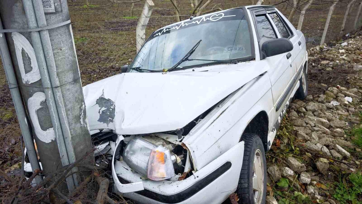 İnegöl\'de Otomobil Elektrik Direğine Çarptı: 2 Yaralı
