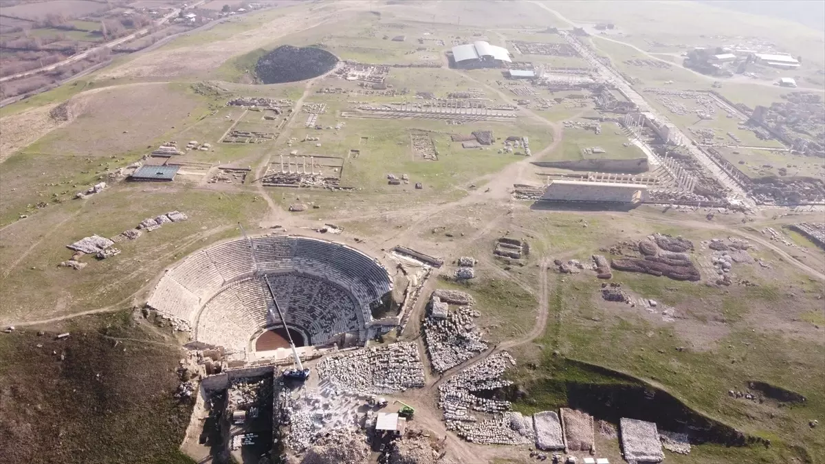 Laodikya\'da Antik Tiyatro Kazısı