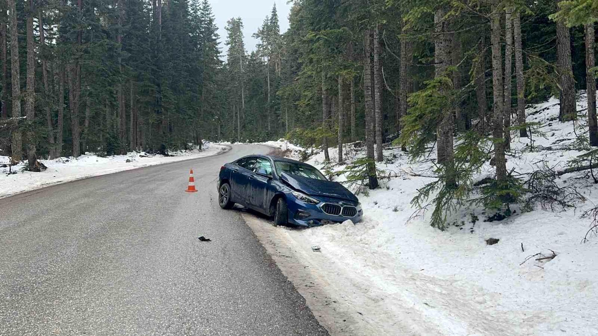 Bolu\'da Kontrolden Çıkan Lüks Araç Karlı Alana Saplandı