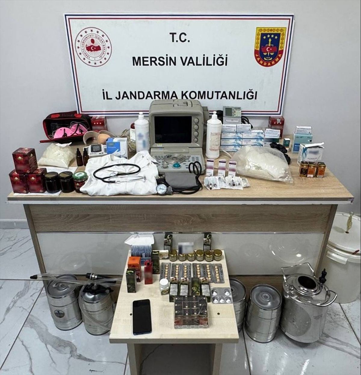 Mersin\'de Yetersiz Belgeli Doktor ve Eşi Gözaltında