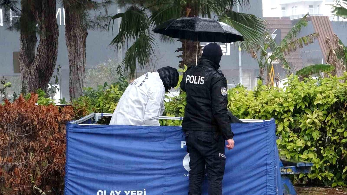 Antalya\'da Mobilya Ustası Parkta Ölü Bulundu