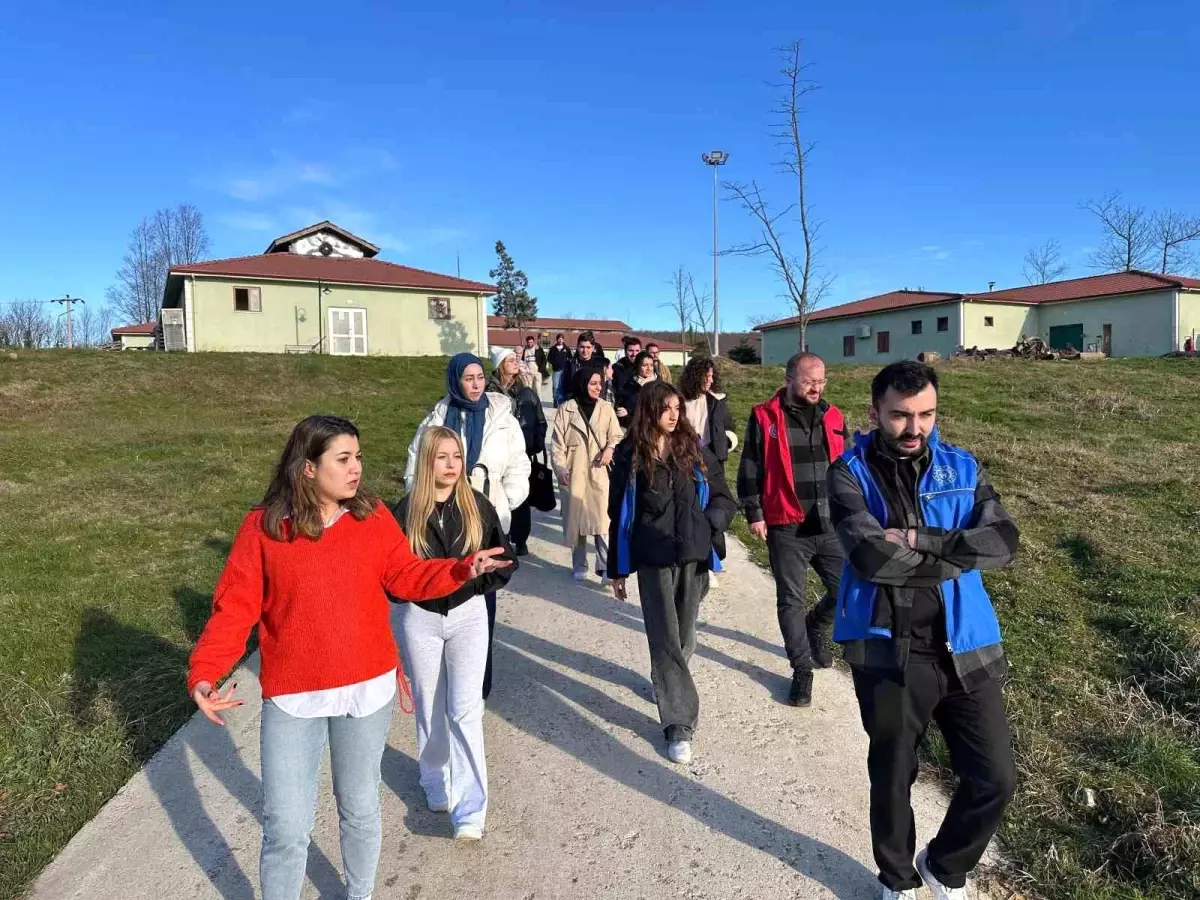 Düzce Üniversitesi Öğrencileri Sokak Hayvanları Bakımevini Ziyaret Etti