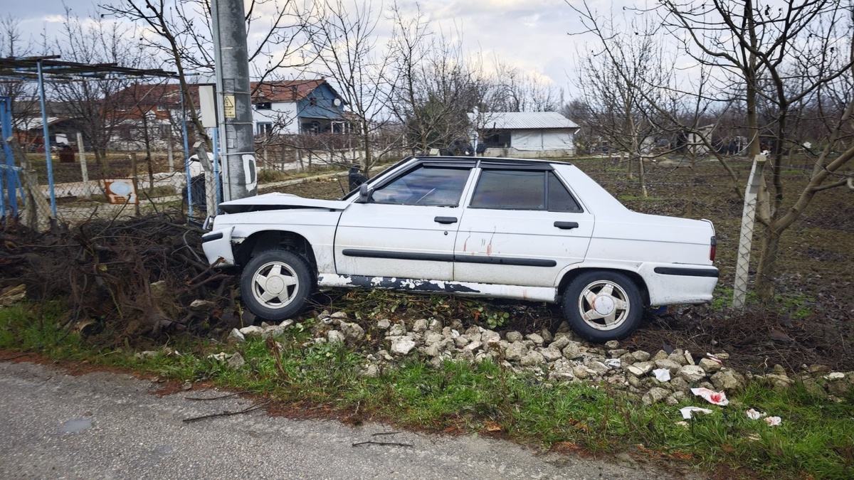 İnegöl\'de Elektrik Direğine Çarpan Otomobilde 2 Yaralı
