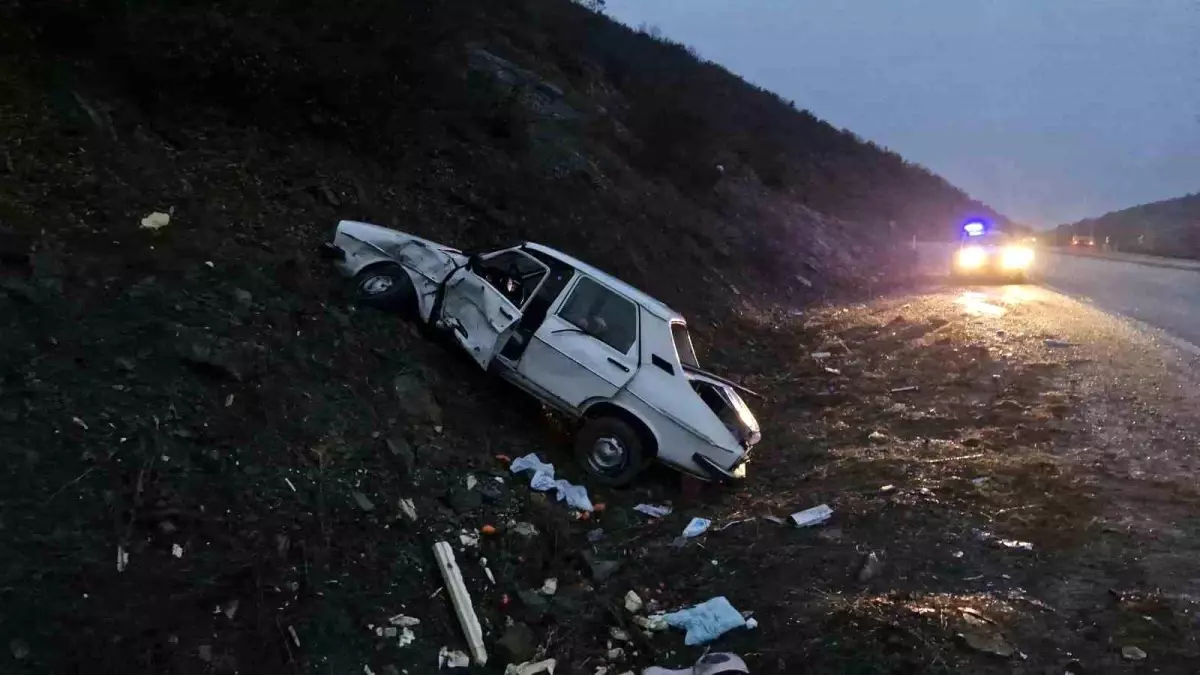 Çorum\'da Şarampole Devrilen Araçta İki Yaralı