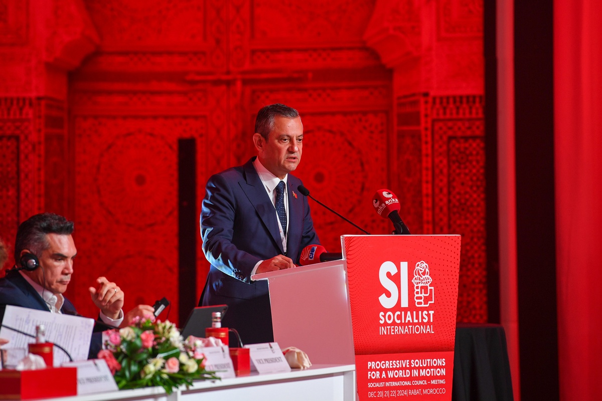 CHP Lideri Özgür Özel, Rabat\'ta Suriye ve Filistin\'e Dikkat Çekti