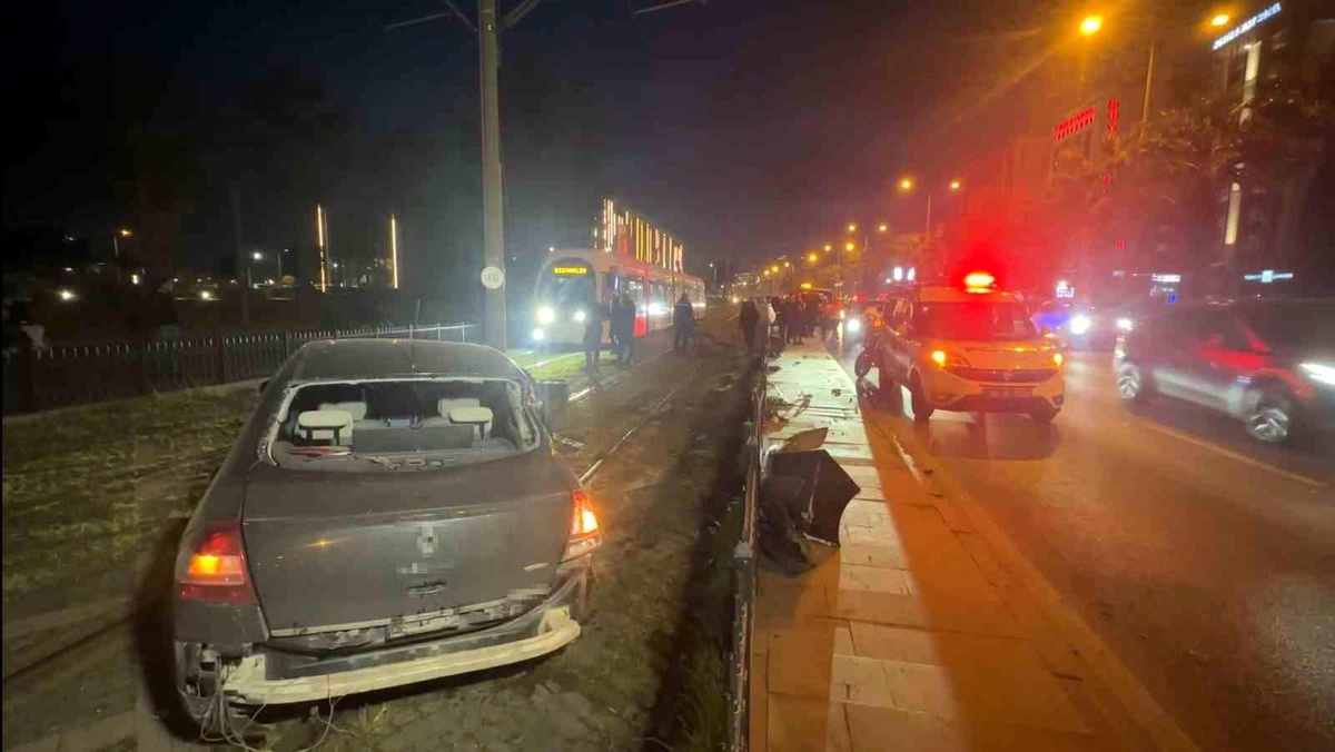 Samsun\'da çarpışan iki otomobilden biri tramvay yoluna daldı: 1 yaralı