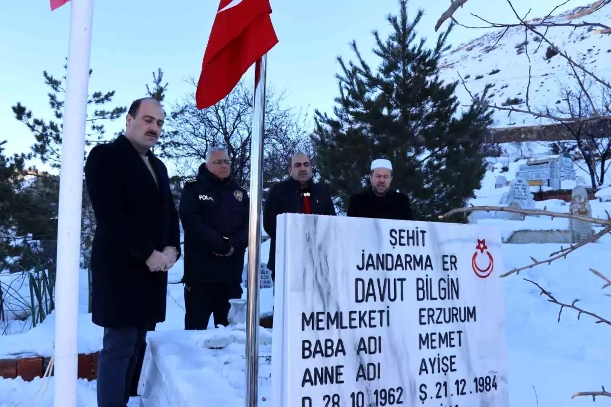 Şehit Davut Bilgin\'in mezarını ziyaret ettiler