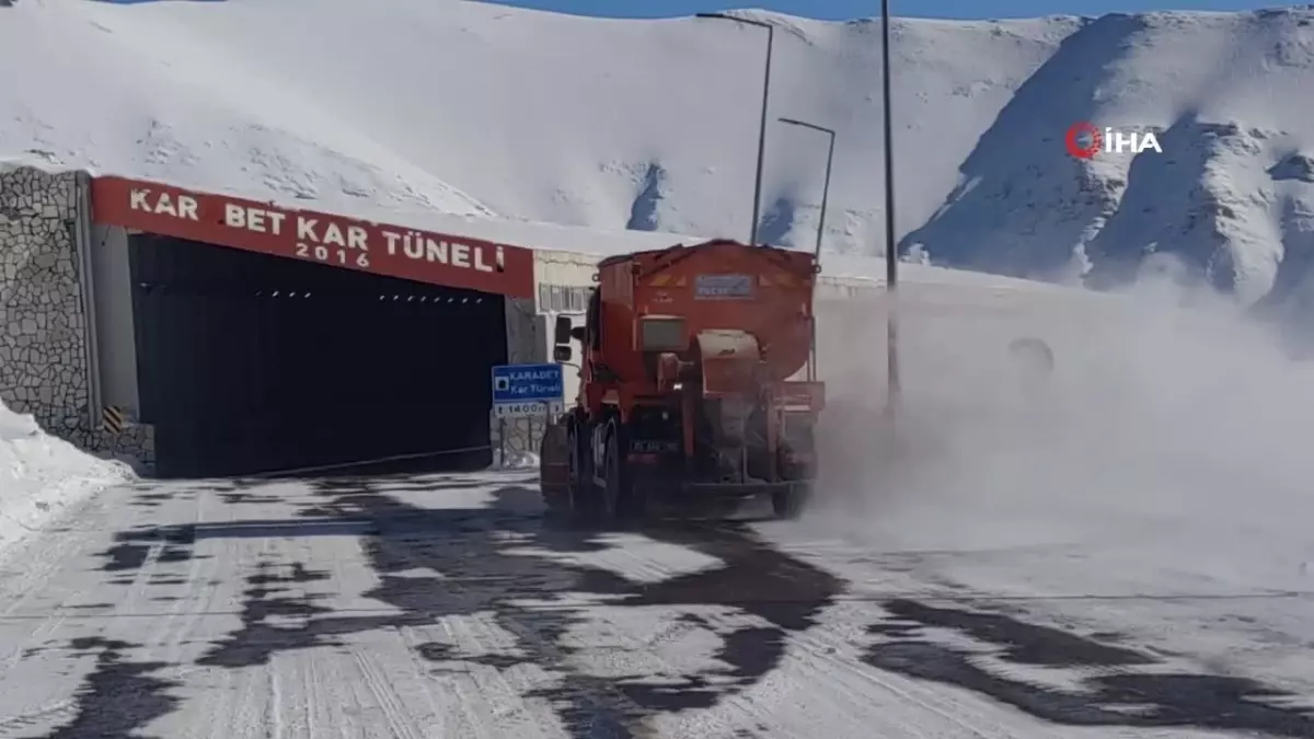 Van-Bahçesaray Yolundaki Çığ Temizlendi