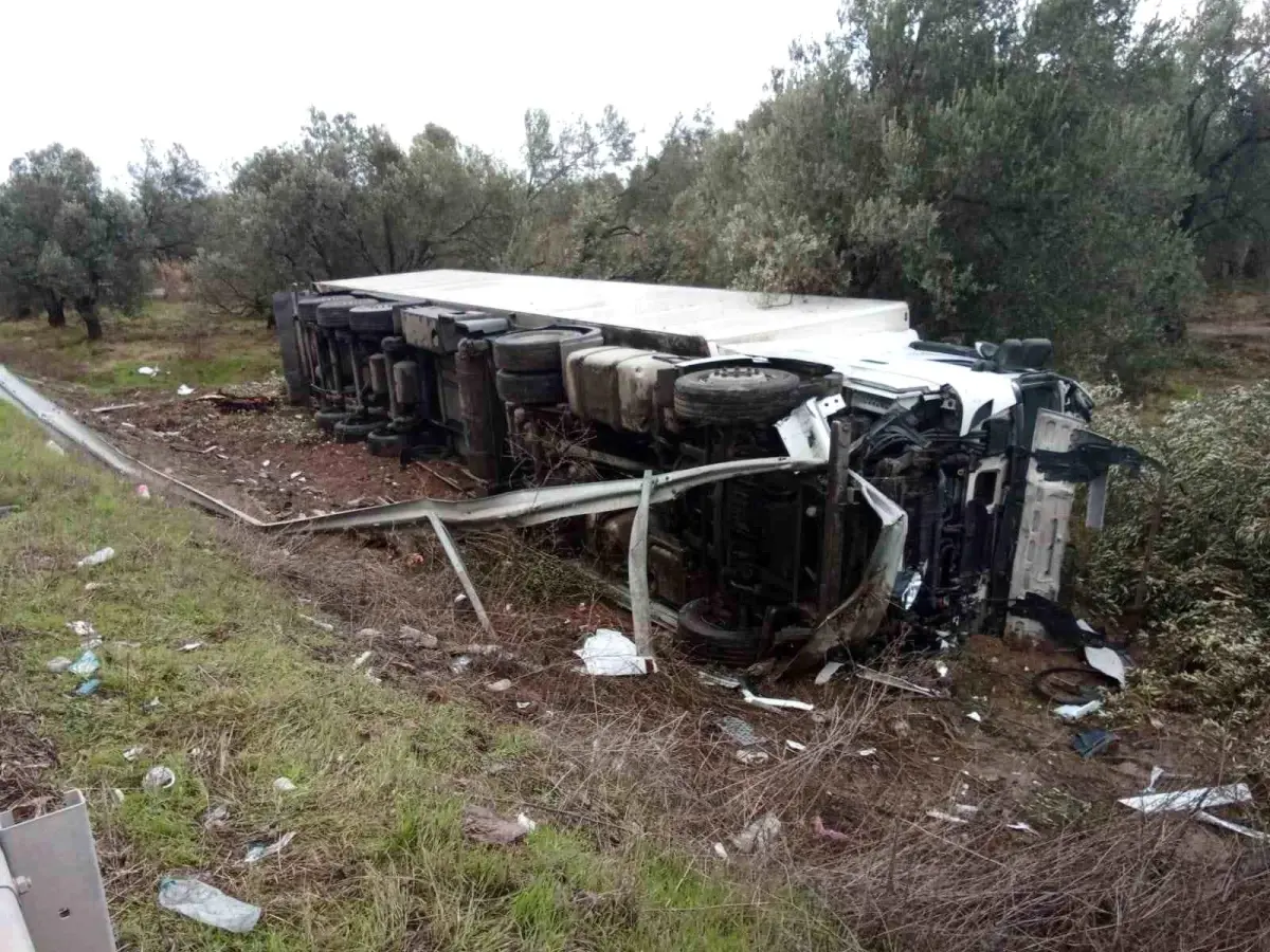 Ayvalık\'ta TIR Bariyerleri Aşarak Hendeğe Yuvarlandı