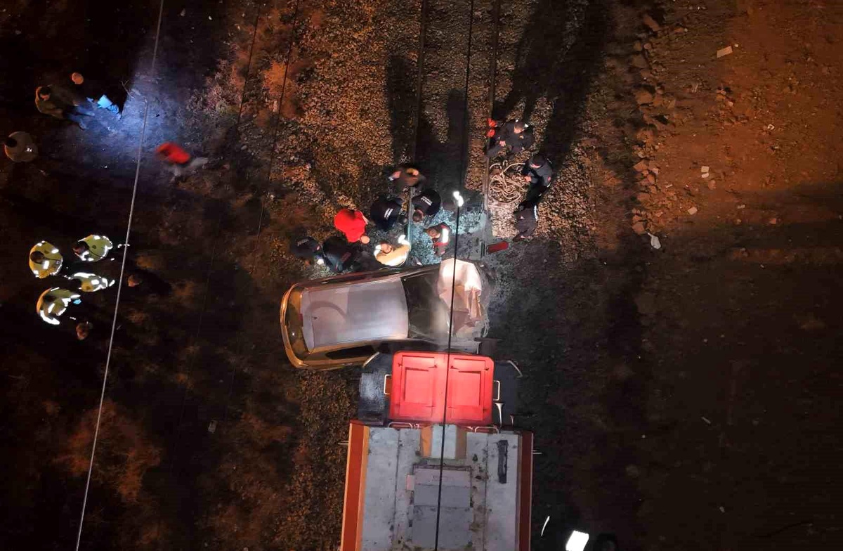 Kırıkkale\'de Trenin Çarptığı Otomobil Hurdaya Döndü