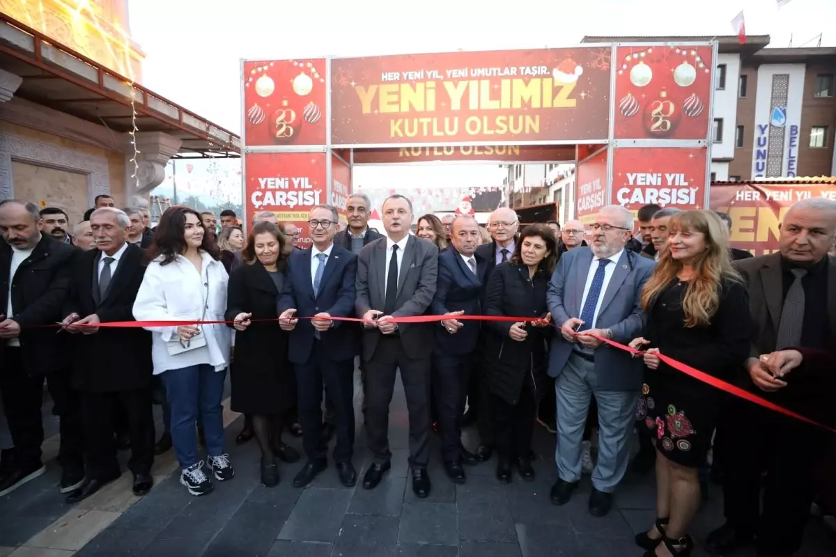 Yunusemre Belediyesi Yeni Yıl Çarşısı Ziyaretçilerini Ağırlıyor