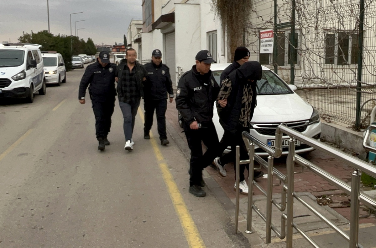 Alkolün Etkisiyle Park Halindeki Araçların Lastiklerini Keserek Tutuklandılar