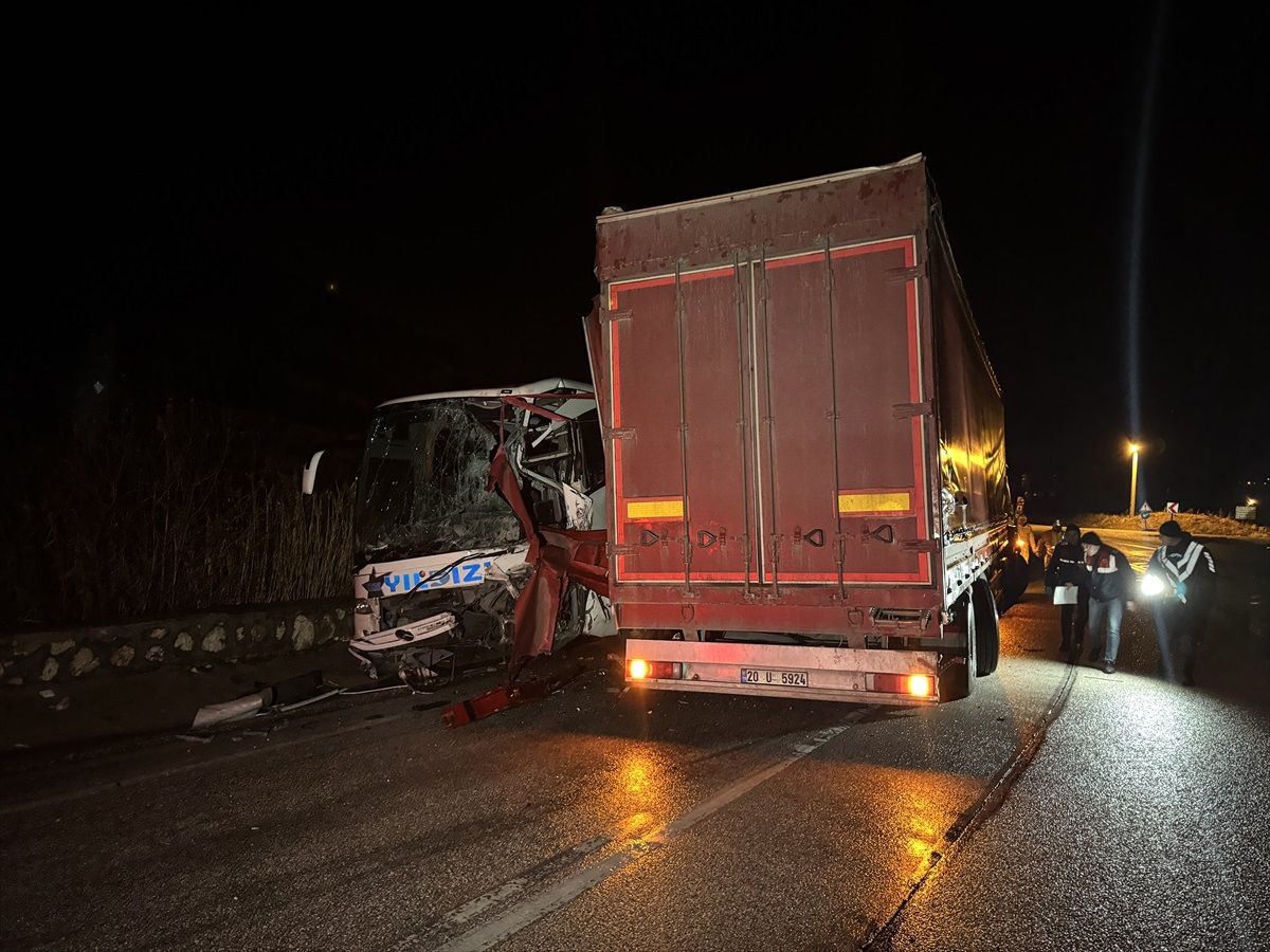 Dinar\'da Tır ile Otobüs Çarpıştı: 18 Yaralı