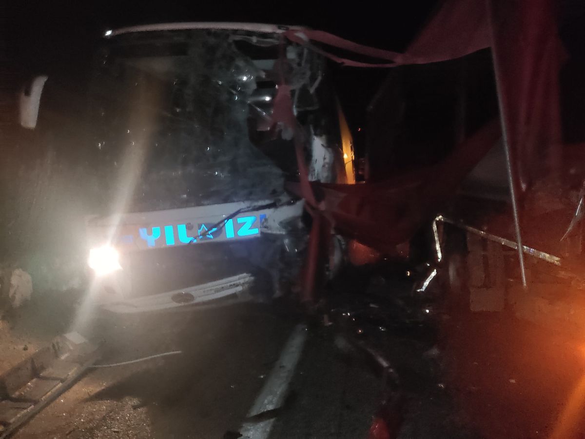 Çay Yolunda Otobüs ve TIR Çarpıştı: 11 Yaralı