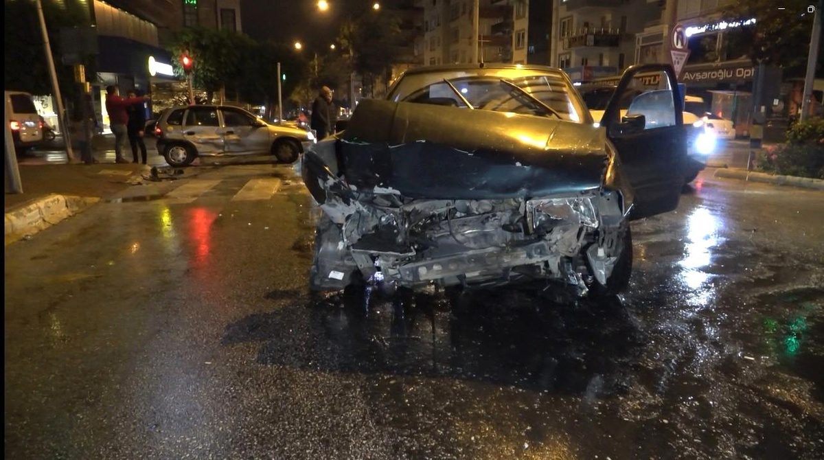 Alanya\'da Trafik Kazası: Sürücüler Yaralanmadı